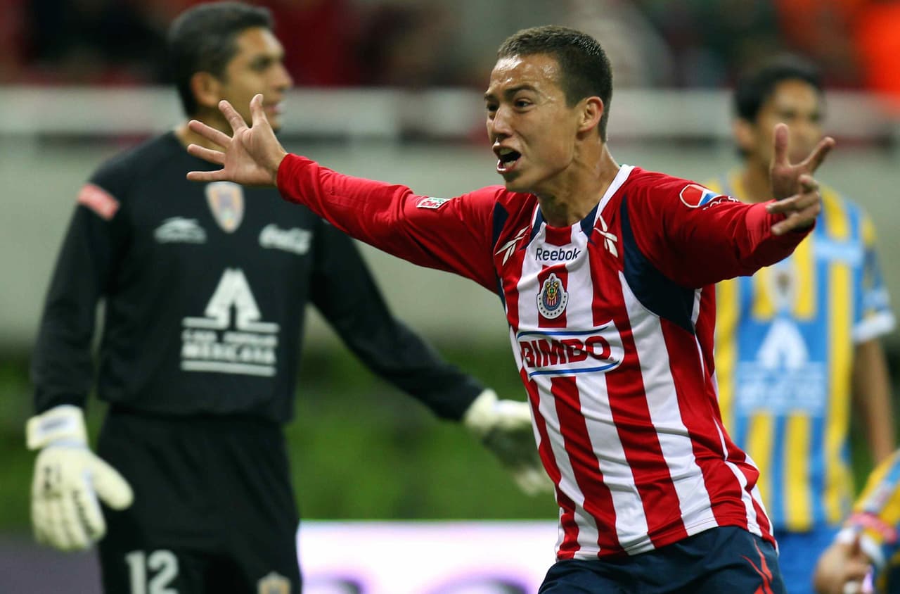 Su buen camino goleador y la recién salida de Javier 'Chicharito' Hernández a Manchester United generaron de inmeadiato las comparaciones que, aunque no le molestaron al 'Cubo', coincidieron en la temporada 2012/13 con una bajón de su racha, al punto que solo anotó dos goles.