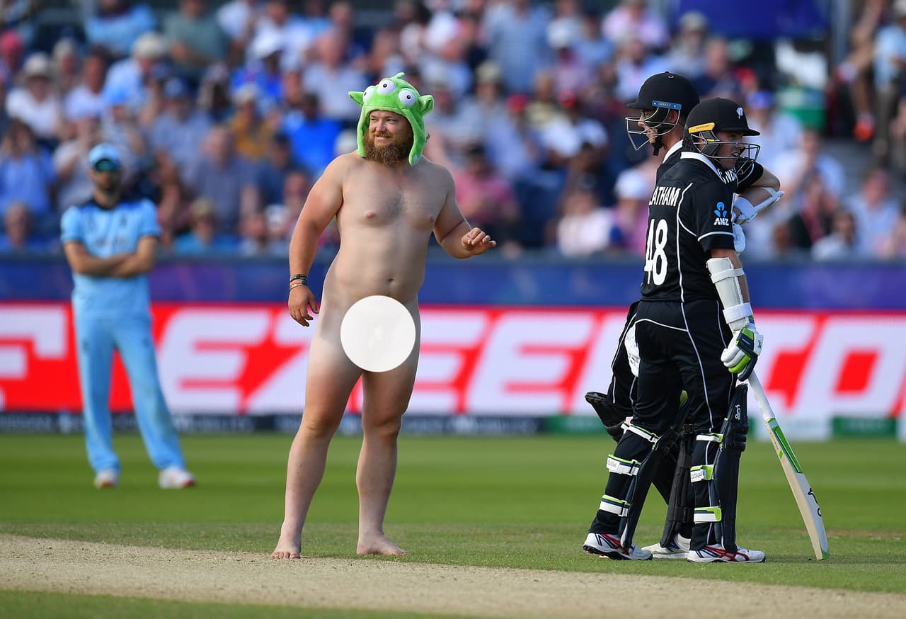 Durante el último partido de Inglaterra en la fase de grupos del Mundial de cricket, ante Nueva Zelanda, uno de los aficionados presentes en el Riverside Ground en Chester-le-Street saltó al campo desnudo para llamar la atención de todos hasta que la seguridad lo derribó y sacó.