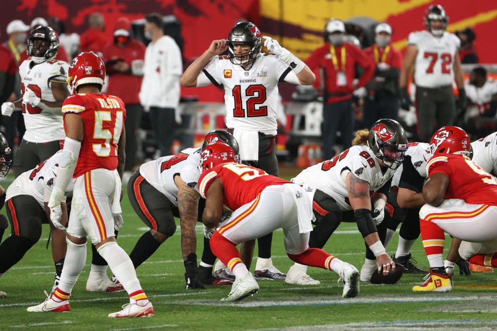 La defensa de los Tampa Bay deja a Patrick Mahomes sin pase de anotación y con dos intercepciones en la arrolladora victoria de los Buccaneers 9-31 sobre los Kansas City Chiefs. Tom Brady demuestra porque es el mejor y con tres pases de anotación y sin intercepciones consigue su séptimo anillo de Super Bowl.