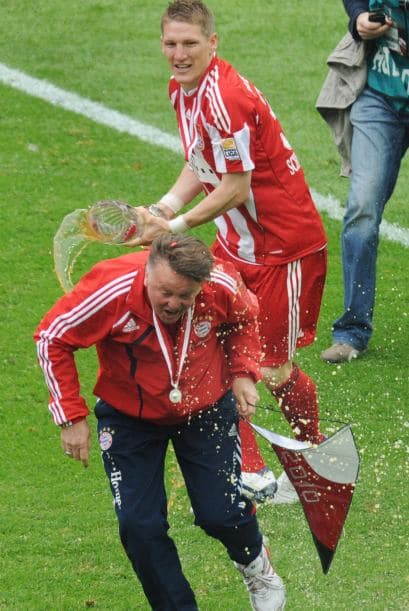 Aunque Van Gaal advirtió a sus jugadores que no quería "baño de cerveza" no hubo forma de evitarlo.