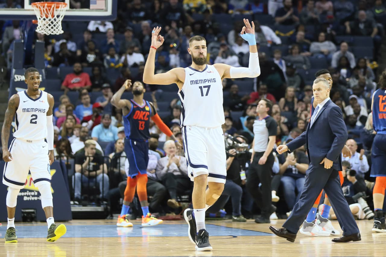 Pese a la gran actuación de Paul George por el doble doble (30 pts y 12 reb) que registró, el brasileño Bruno Caboclo tuvo la mejor noche de su carrera al sumar 24 puntos y 11 rebotes. Jonas Valanciunas (17) agregó 17 unidades y 14 rebotes.