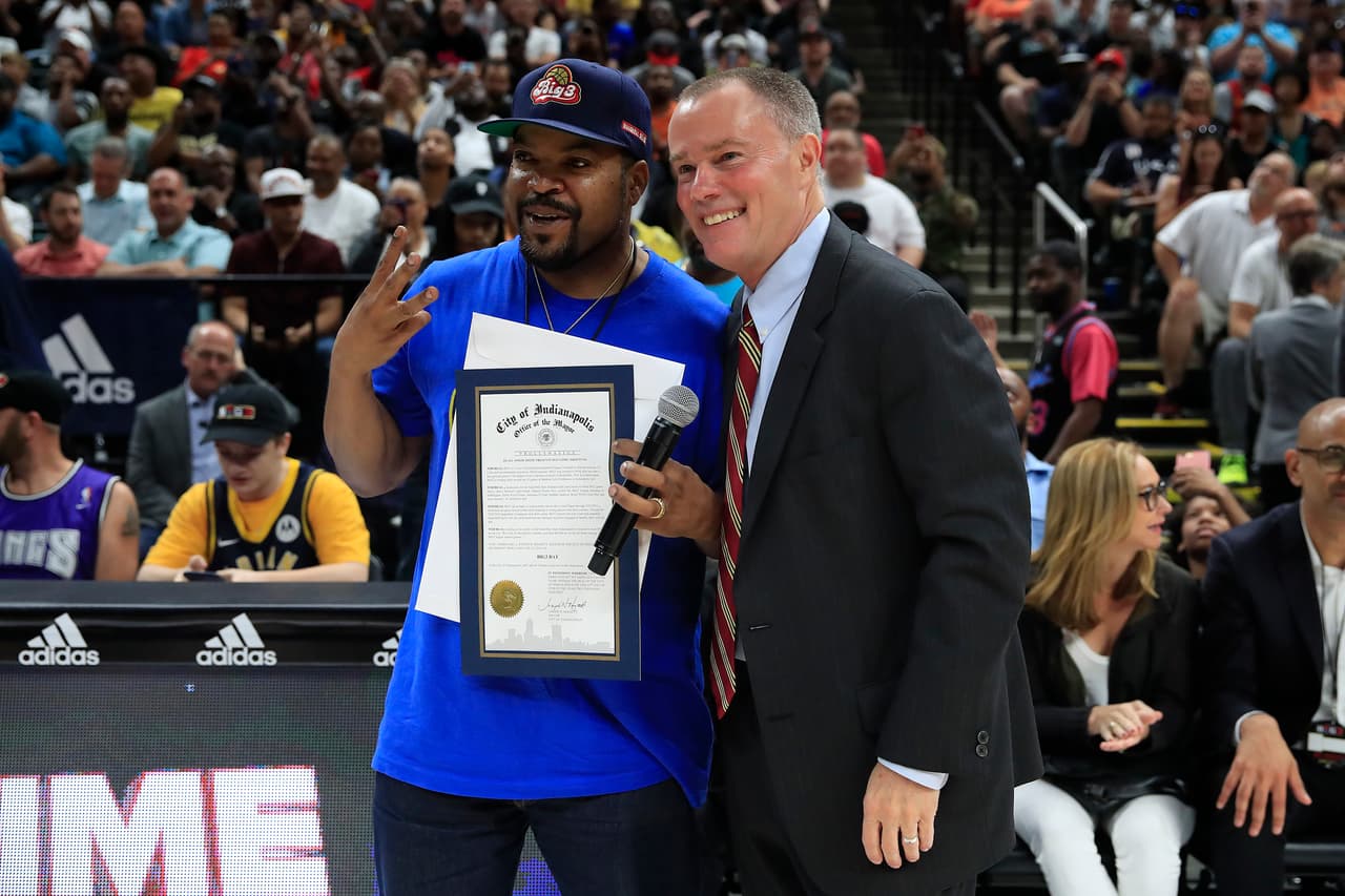 La calidez de los fanáticos, la energía y belleza de las animadoras y la presencia del rapero Ice Cube, confundador del torneo, le dio color al comienzo del Big 3, torneo que tiene en acción a varios exjugadores de NBA en duelos de 3 por 3.