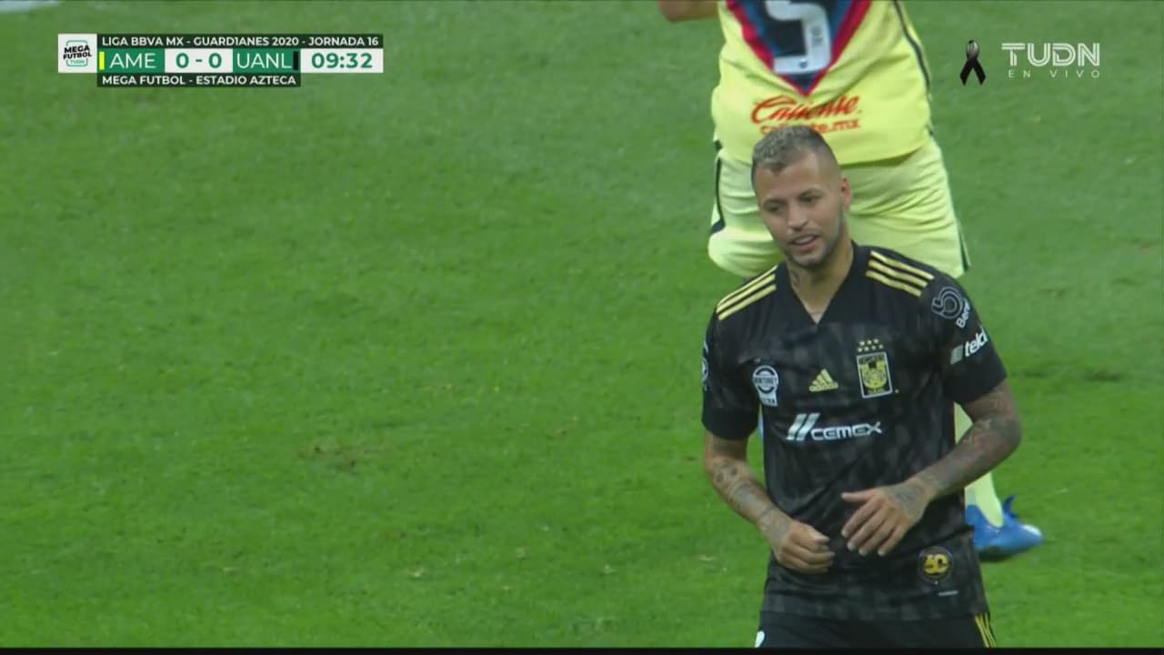 ¡Intentó meter un golazo! El 'Diente' se animó de larga distancia