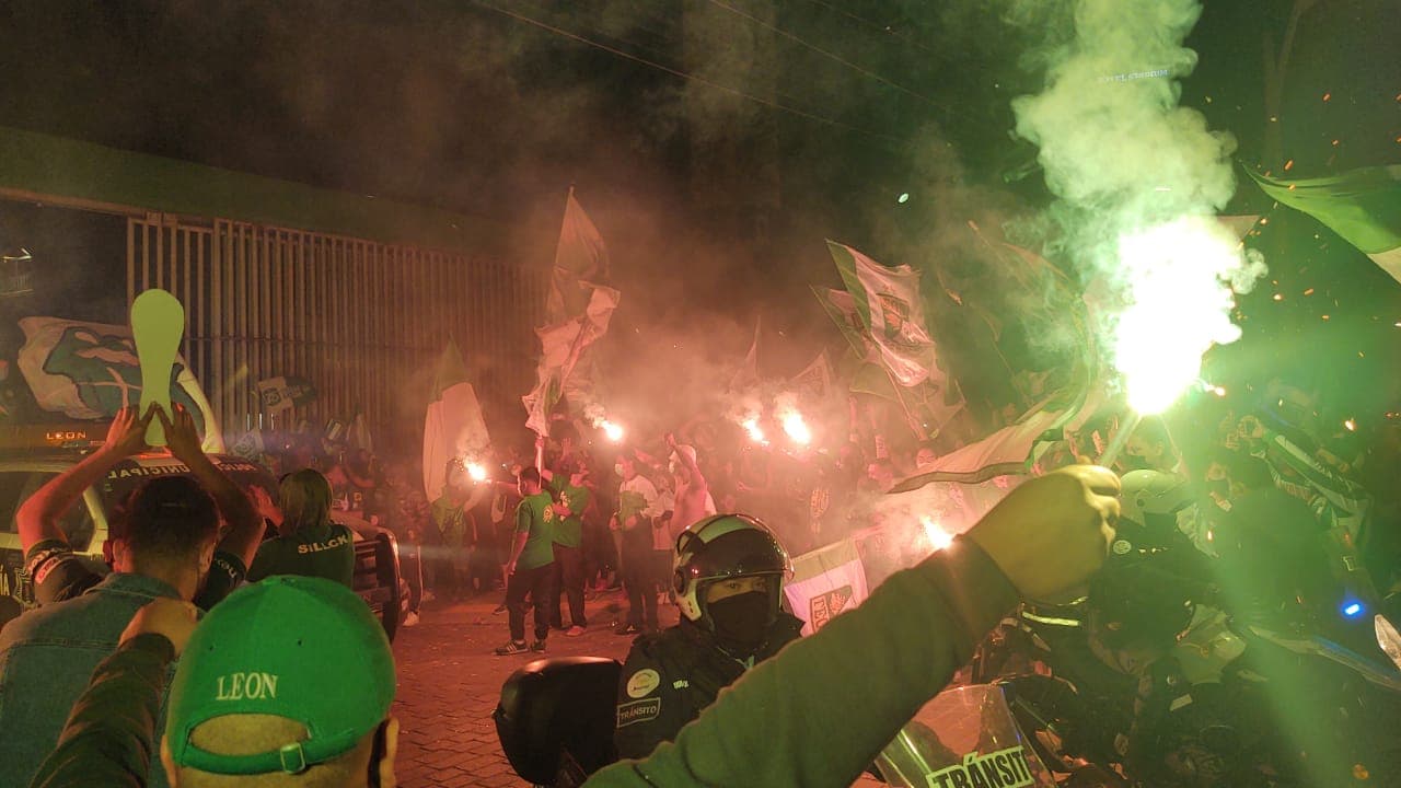 Así festejaron en León el pase a la Final del Guard1anes 2020 | La afición no se midió en la celebración tras la victoria sobre las Chivas. ¿Será que ya esperan al Cruz Azul en la Final?