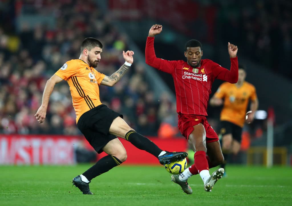 Adam Lallana asistió a Sadio Mané para el triunfo del Liverpool 1-0 sobre el Wolverhampton, a quien el VAR le anuló un gol por fuera de lugar.