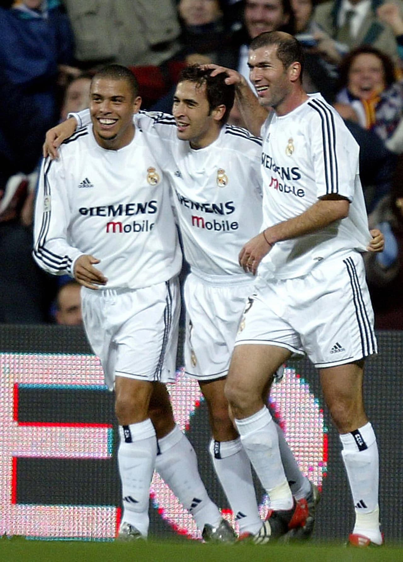 RM 2 - 0 ATM La Liga: Los galácticos en todo su apogeo. Zidane, Beckham Roberto Carlos, Raúl y Ronaldo se combinaron para marcar un gol en 14 segundos. Un lujo verlos jugar.