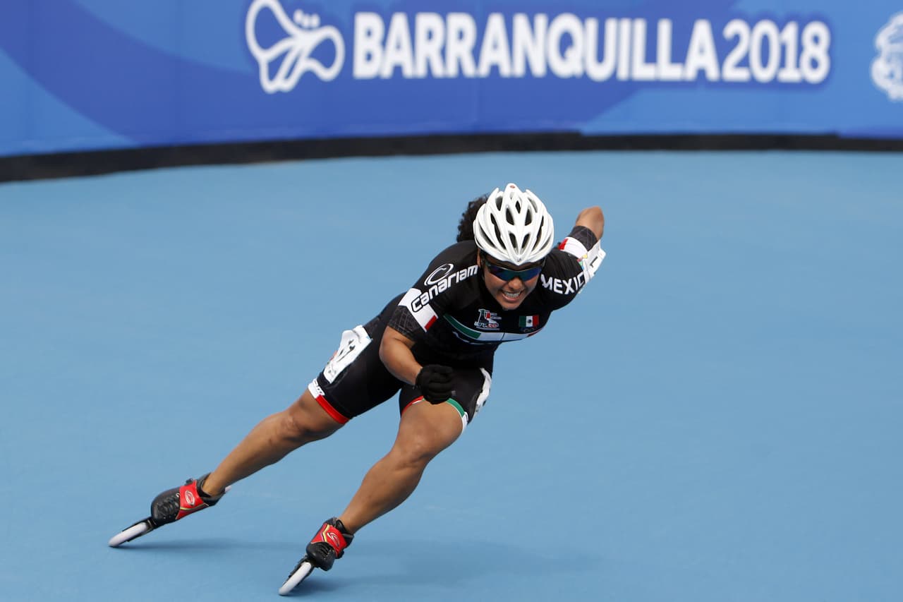 La mexicana Veronica Elias compitiendo en el patinaje de velocidad.