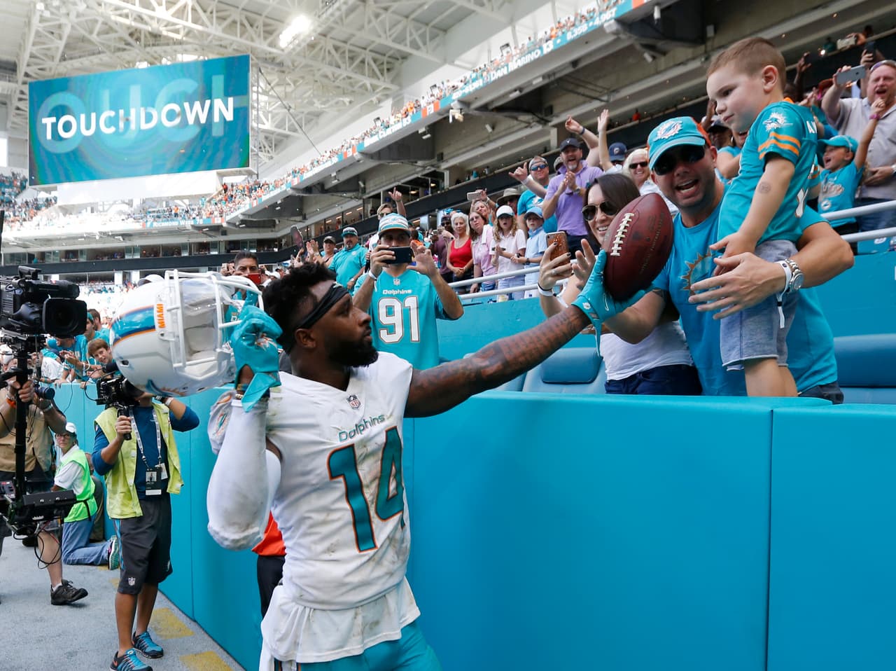 Los Dolphins al fin ganaron con una ofensiva de Jay Cutler, que encontró a Jarvis Landry en las diagonales. El WR le regaló el balón a un pequeño en las tribunas.