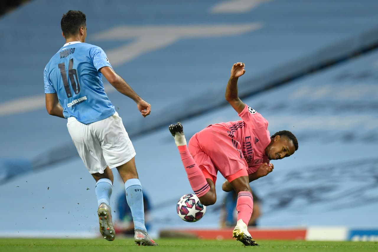 Los últimos jugadas del primer tiempo fueron de ida y de vuelta.