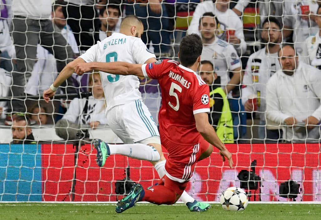 El arquero no pudo rematar un pase que recibió y el balón quedó servido para el gol del francés Karim Benzema.