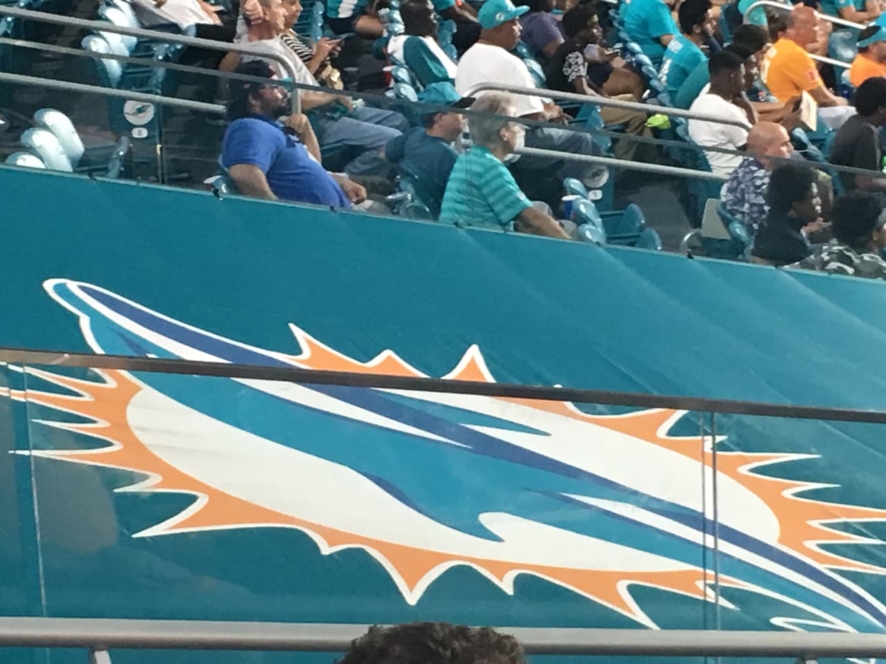 Miami revivió la pasión en la pretemporada de la NFL con el triunfo de los Dolphins 23-20 contra Atlanta Falcons y los fanáticos compartieron sus vivencias en alrededores del estadio y tribunas.