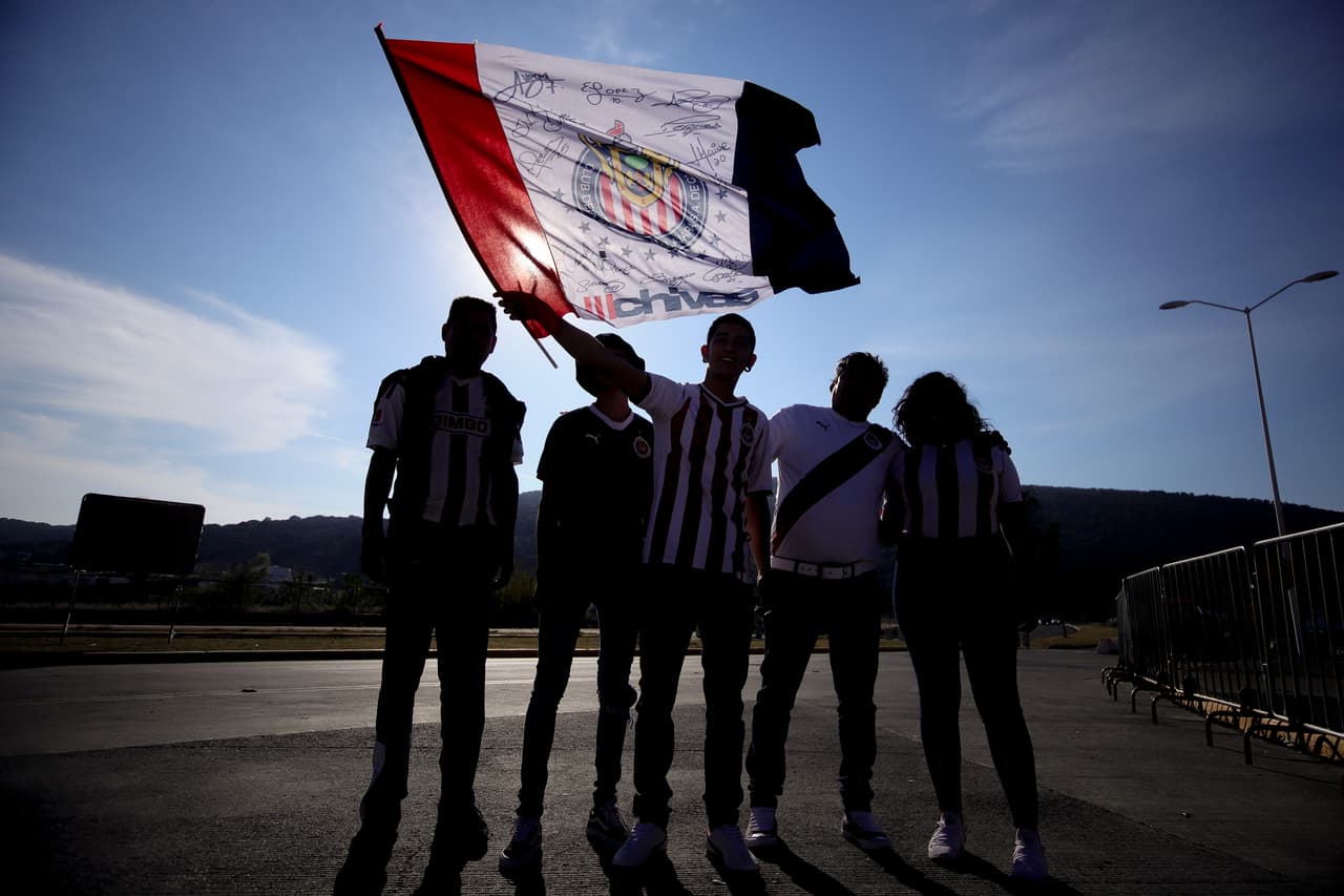 La bandera del Rebaño Sagrado por todo lo alto antes del juego contra Toluca.