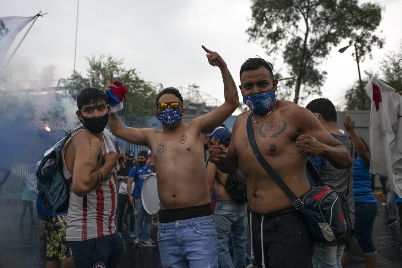 Algunos aficionados de la Máquina del Cruz Azul hicieron un pequeño viaje desde ecatepec para apoyar a sus futbolistas minutos antes de que inicie el clásico joven.