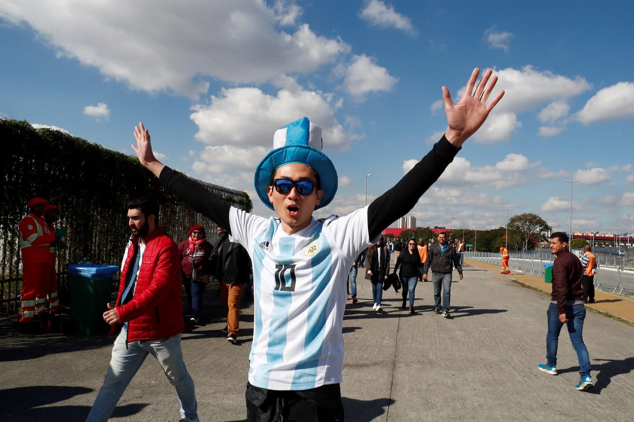 El Arena Corinthians vibró este sábado en la previa del juego entre Argentina y Chile por el tercer lugar de la Copa América. Las dos Finales pasadas en las que La Roja venció aún están en el recuerdo de la Albiceleste, pero más allá de eso se vivió con mucha alegría en las tribunas.