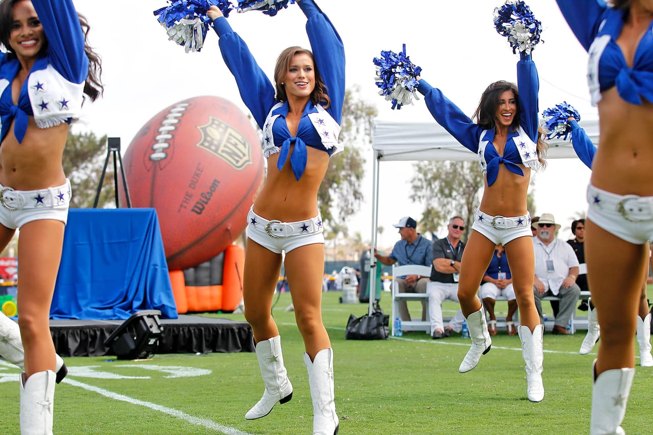 12 porristas de los Dallas Cowboys abrieron el campamento de entrenamiento del equipo en Oxnard, California.