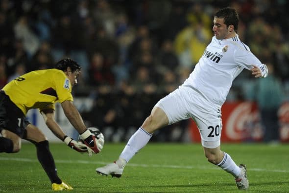 Gonzálo Higuaín que celebraba su partido 100 con los 'Merengues' hizo un doblete.