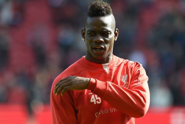 Balotelli es insultado por aficionados y contesta con una grosería