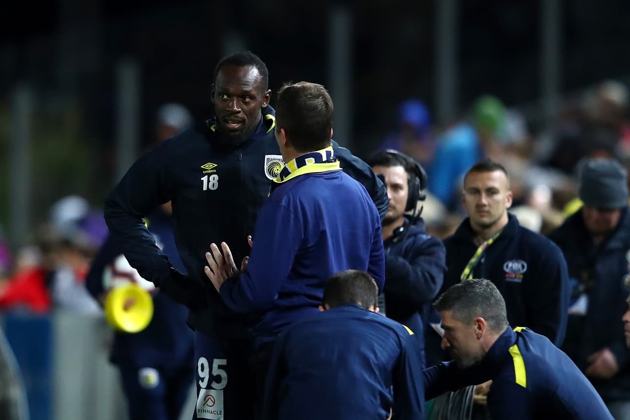 Antes del minuto 70 el cuerpo técnico llamó a Bolt para darle sus últimas indicaciones antes de entrar al terreno de juego.
