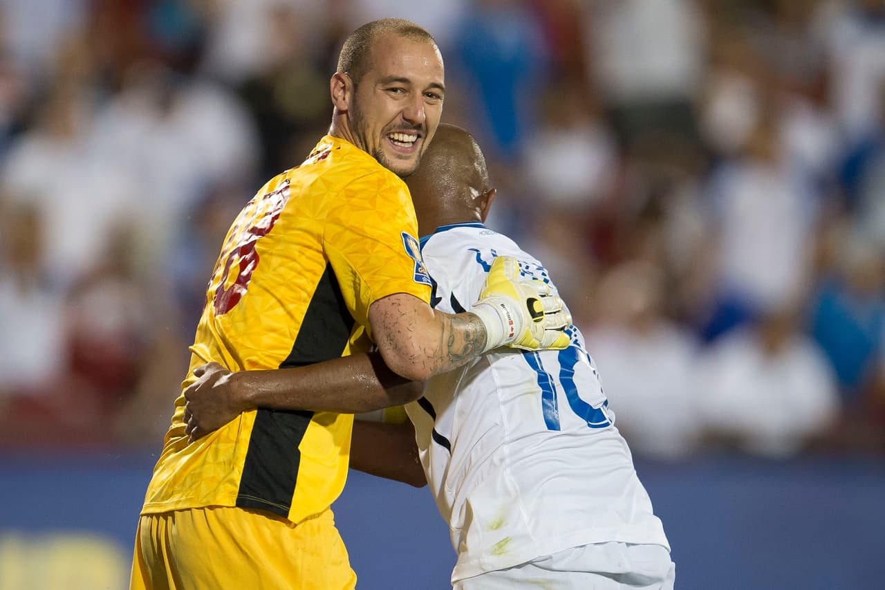 El empate les daba del pase a ambos equipos por lo que la vocación ofensiva fue practicamente nula durante el partido.