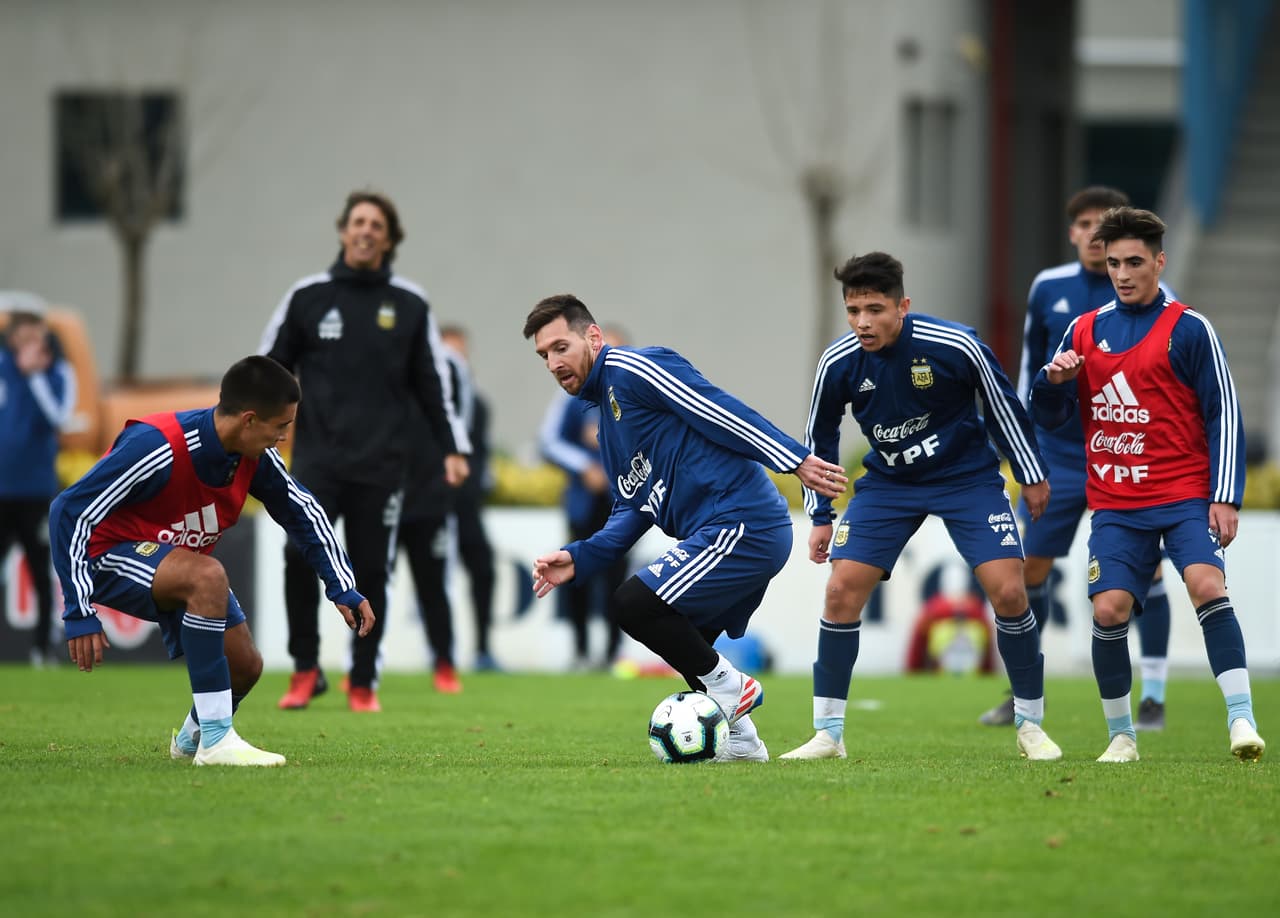 Los dirigidos por Lionel Scaloni realizaron algunos trabajos tácticos en el predio de Ezeiza y luego un partido en espacio reducido. Messi, líder de esta nueva aventura por un título de Copa América, se lució y fue seguido de cerca hasta por los rivales para sacarse una foto con ellos.