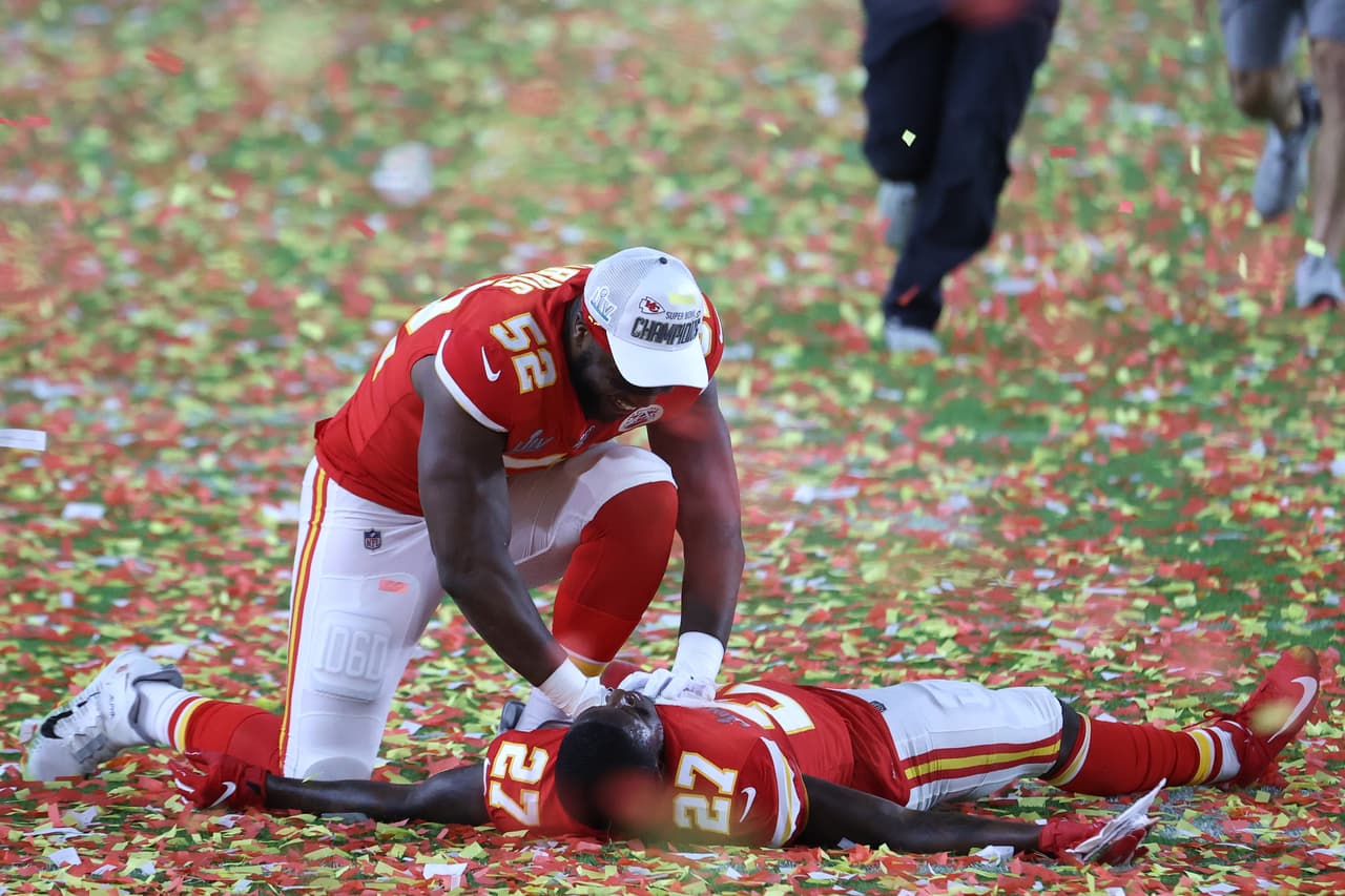 Así se presentó el festejo de los Chiefs desde los minutos finales del partido, hasta el clásico baño al head coach, Andy Reid y también la celebración con el Vince Lobardi.