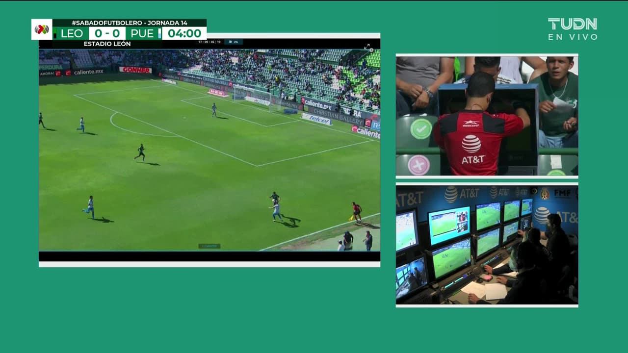 ¡Expulsión! El árbitro saca la roja directa a Pedro Hernández.