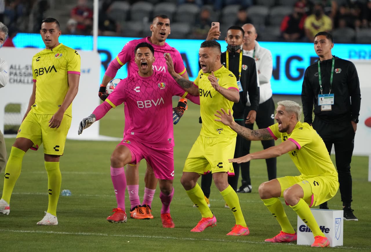 En una noche mágica, la alegría final quedó del lado de las estrellas de la Liga MX, que se impusieron a Major League Soccer en el MLS All-Star Skills Challenge, disputado el martes por la noche en el Banc of California Stadium.
<br>