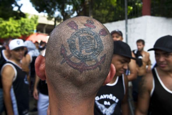 Los miembros de la torcida del Corinthians, Gavioes da Fiel, antes del partido de fútbol del campeonato contra Portuguesa a las afueras del estadio Canindé de Sao Paulo.