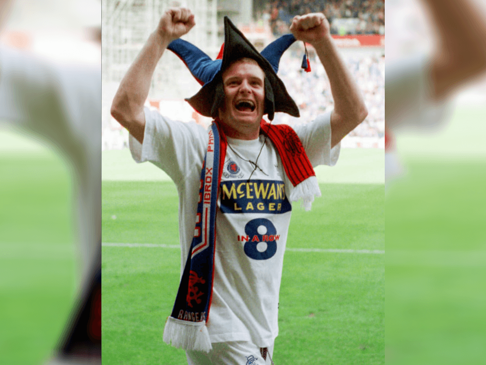 1 Su capacidad excepcional era evidente desde sus primeros partidos, de igual forma pudo canalizar su personalidad carismática y atrevida al campo de futbol, donde burlaba defensas y marcaba goles desde ángulos imposibles.