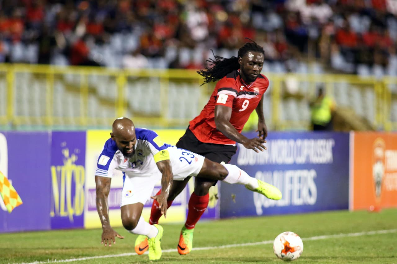 Los trinitenses, sin embargo, apostaron a la velocidad y fuerza de Jones por el extremo derecho ganándole algunos balones a Baloy, mientras que por el centro Molino siguió llevando peligro a la zaga panameña.