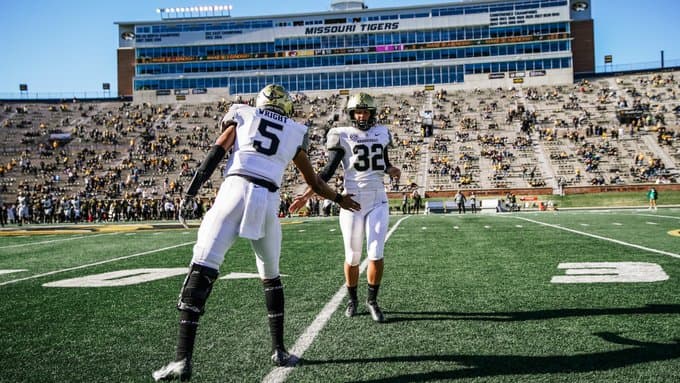 Portera de futbol debuta como pateadora en Americano varonil