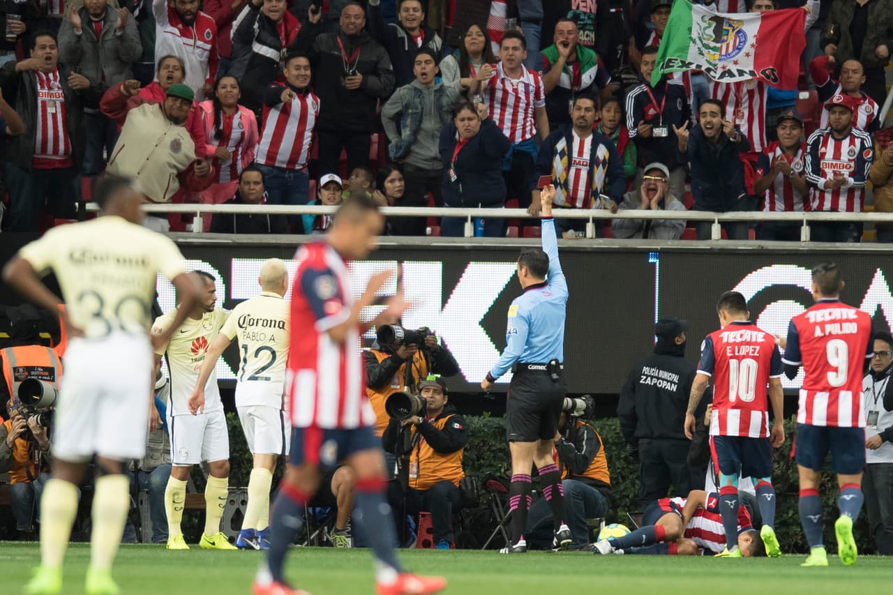 A los 50 minutos, América se quedó con 10 hombres por otra polémica, ahora por un pisotón de Miguel Samudio sobre Jesús Sánchez.