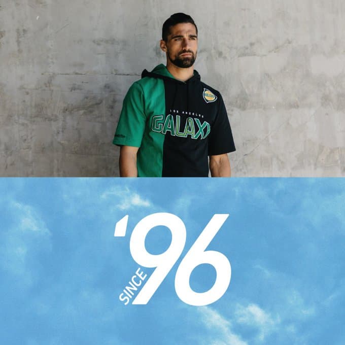 Sebastian Lletget es otro de los que mostró su uniforme.