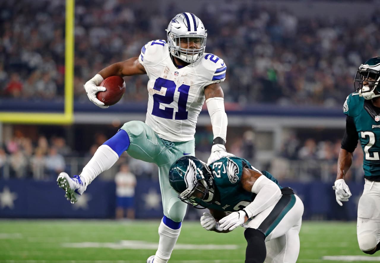 <b>8. EZEKIEL ELLIOTT | Dallas Cowboys</b>
<br>Tuvo una temporada debut de ensueño y quedó muy cerca de romper el récord de yardas para un novato con 1631 y 15 TDs. Aún espera que se reduzca su castigo, pero cuando pise el emparrillado será una pesadilla.