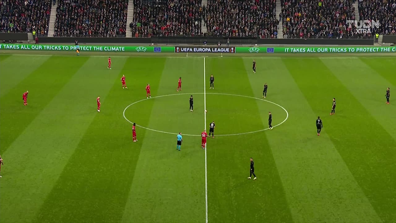 Arranca el partido y la pelota está en juego.