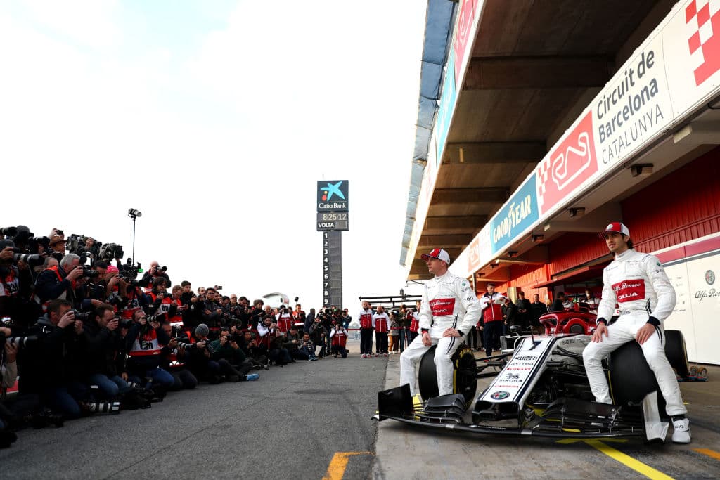 Se dio a conocer a la prensa el Alfa Romeo Racing C38 Ferrari en el pitlane durante el primer día de esnsayos invernales de la F1 en el Circuit de Catalunya en España.