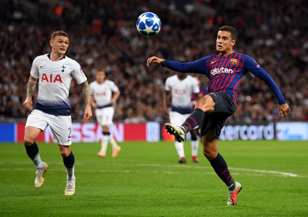 El tanto llegó tras un balón que peló el brasileño Philippe Coutinho para evitar que saliera del terreno de juego.