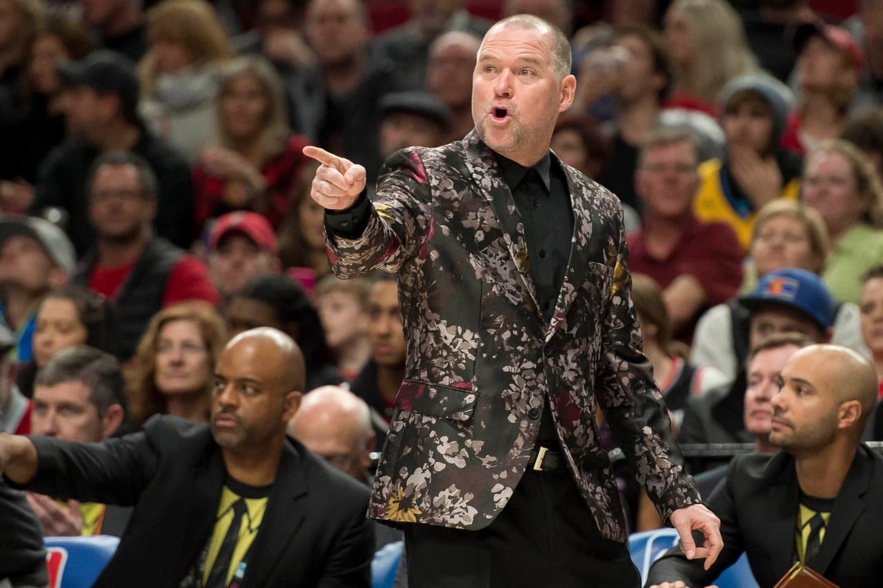 Así lució Michael Malone, entrenador de los Denver Nuggets, ante los Portland Trail Blazers.
