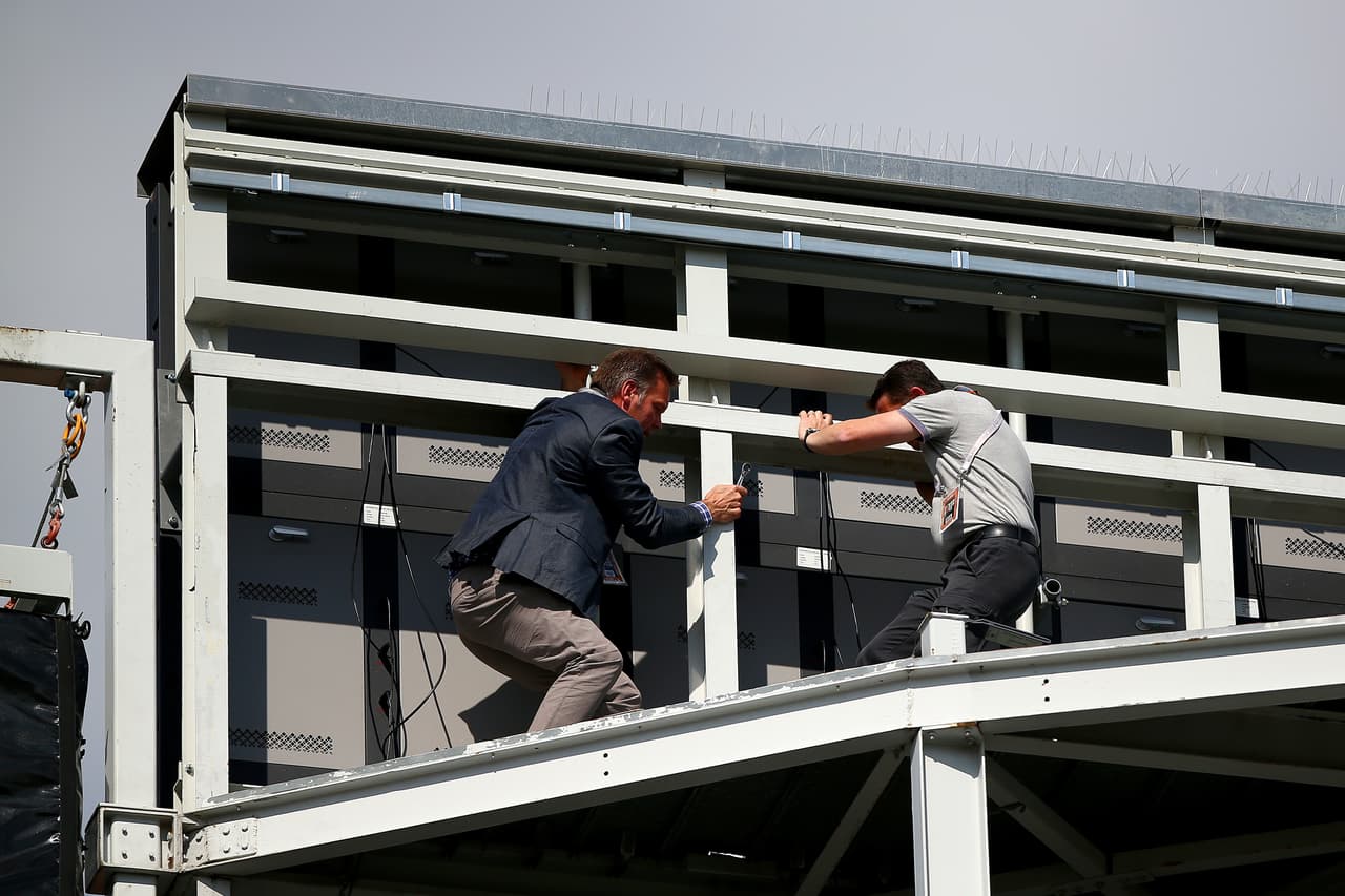 Con el viento como gran protagonista, el suizo Stan Wawrinka y el francés Jo-Wilfried Tsonga lograron adaptarse mejor y se clasificaron para semifinales.