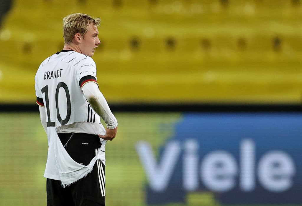 Por Alemania marcaron Draxler (45+1’), Neuhaus (58’) y Wadlschmidt (81’). Por Turquía anotaron Tufan (49’), Karaca (67’) y Karaman (90+4’). En la tercera fecha de la Nations League Alemania se medirá ante Ucrania y Turquía a Rusia.