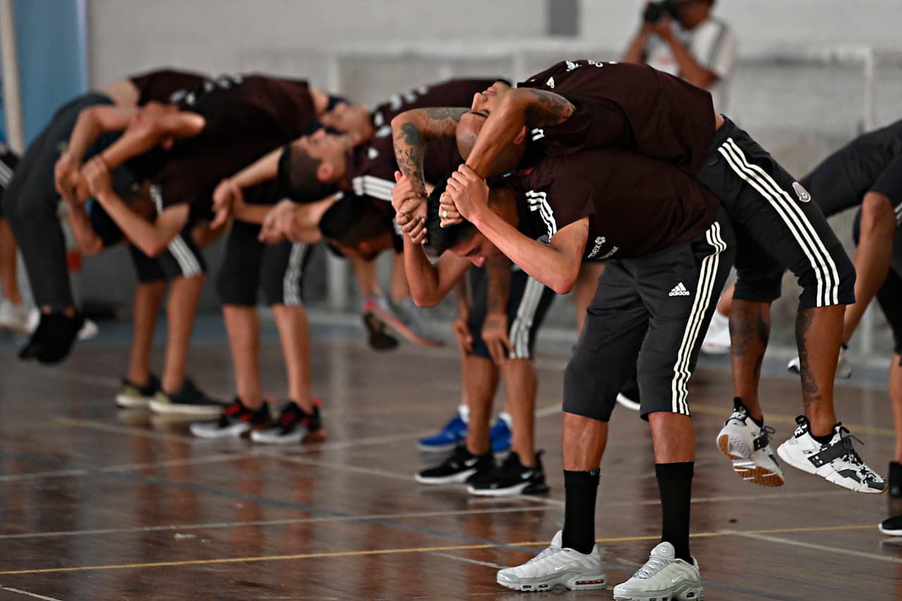 Las maletas con los uniformes de práctica se quedaron fuera del avión charter que llevó a los seleccionados en la madrugada por lo que fueron enviados por vía terrestre, pero no llegaron a tiempo.