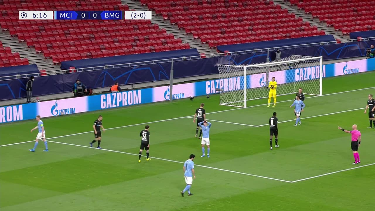 ¡TIRO ATAJADO! disparo por Phil Foden.