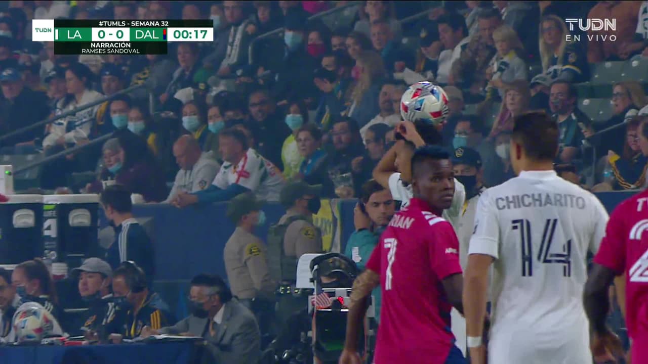 Arranca el partido y la pelota está en juego.