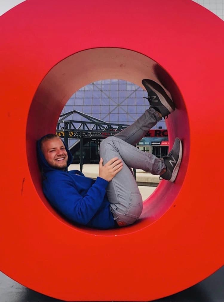 Los participantes de la Carrera de la Copa Oro se disfrutaron el paso de nuestro reality por la segunda ciudad más grande del Estado de Ohio. Pasaron por Rock and Roll Hall of Fame y luego por los estudios de Univision.