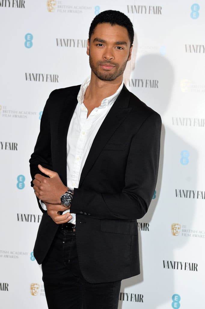 Dynevor comparte estas escenas con el actor Regé-Jean Page, su coprotagonista en la serie.