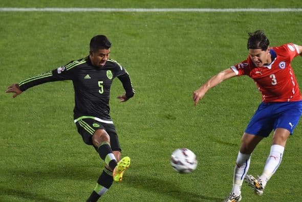 3.- Miiko Albornoz - El mejor de los chilenos en defensa, aunque también tuvo algunos fallos por su sector. Era el encargado de iniciar las salidas con balón controlado, pero la presión sobre él era demasiada. Calificación: 6