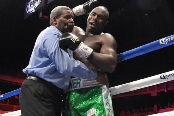 Lateef Kayode protestó con vehemencia la decisión de Byrd.