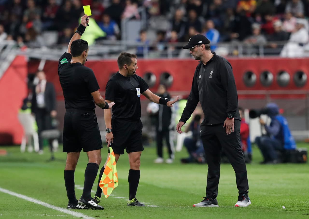Por lo cual intervino de inmediato el cuarto árbitro, el rumano Ovidiu Hategan, para calmar los ánimos.