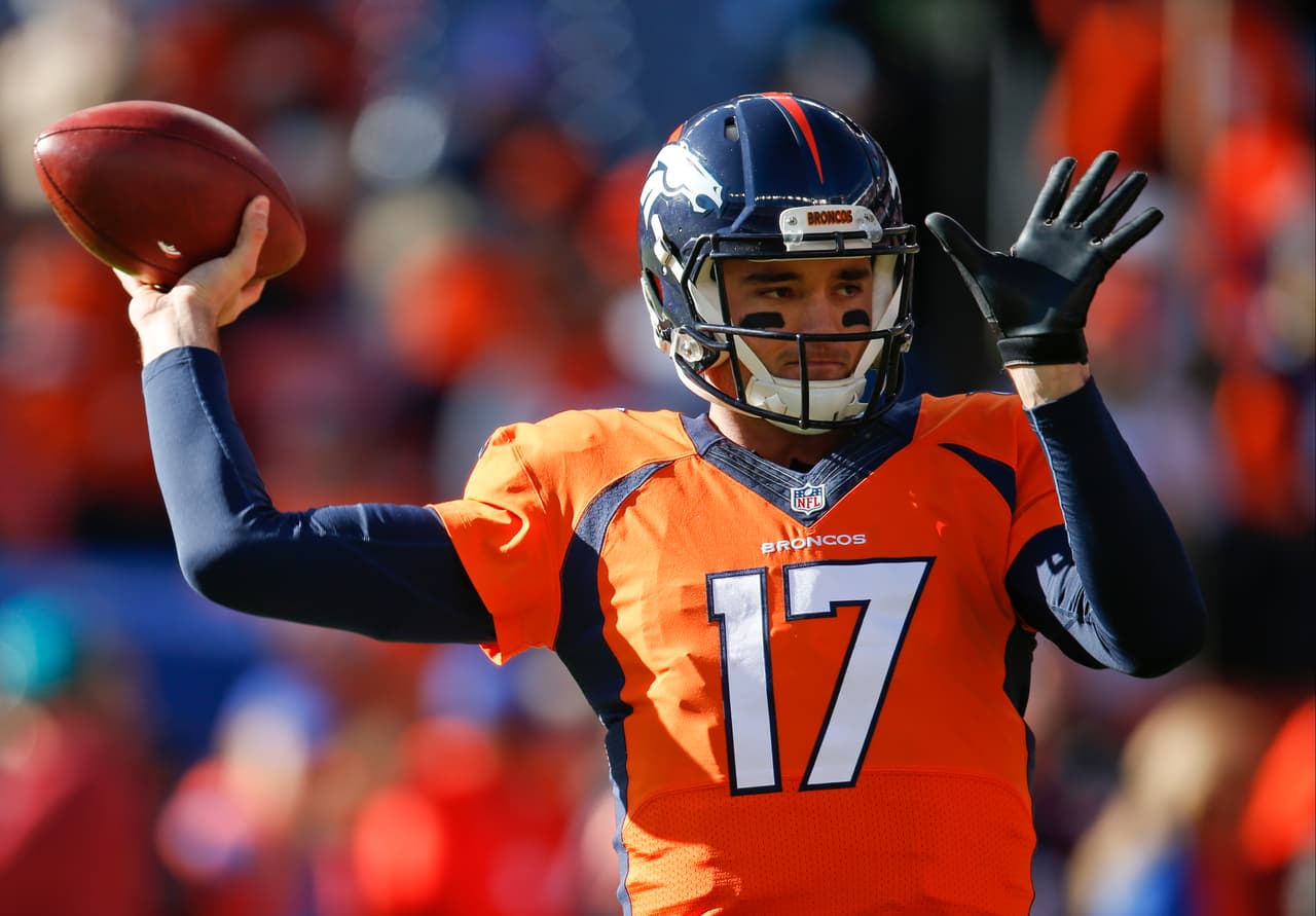 25 La edad de Brock Osweiler, quarterback suplente de los Broncos. Osweiler tuvo la oportunidad de abrir 6 juegos, ganó 4 y perdió 2.