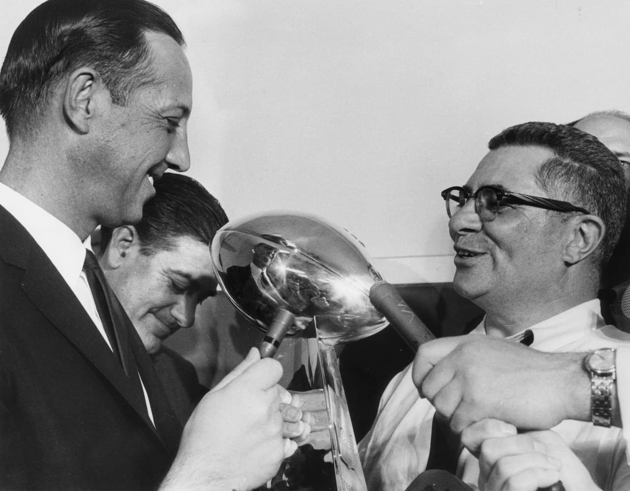 26 Los Super Bowls ganados por equipos de la Conferencia Nacional. Hay que decir que los Green Bay Packers ganaron las primeras 2 ediciones del partido grande como equipo representante de la NFL contra la Liga Americana. Con la fusión NFL – AFL en 1970 esos triunfos se le acreditaron a la Conferencia Nacional.